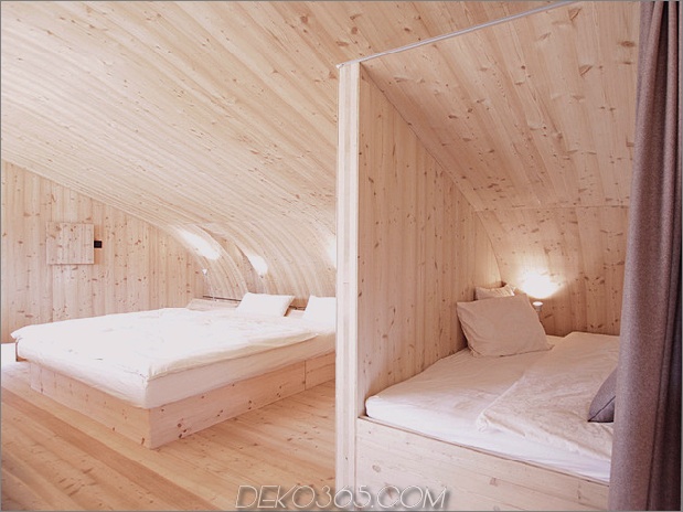 kompakt-unregelmäßig geformtes österreichisches Berghaus auf Stelzen-16-Betten-Winkel.jpg