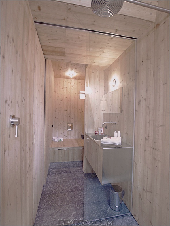 kompakt-unregelmäßig geformtes österreichisches Berghaus auf Stelzen-19-bathroom-inward.jpg