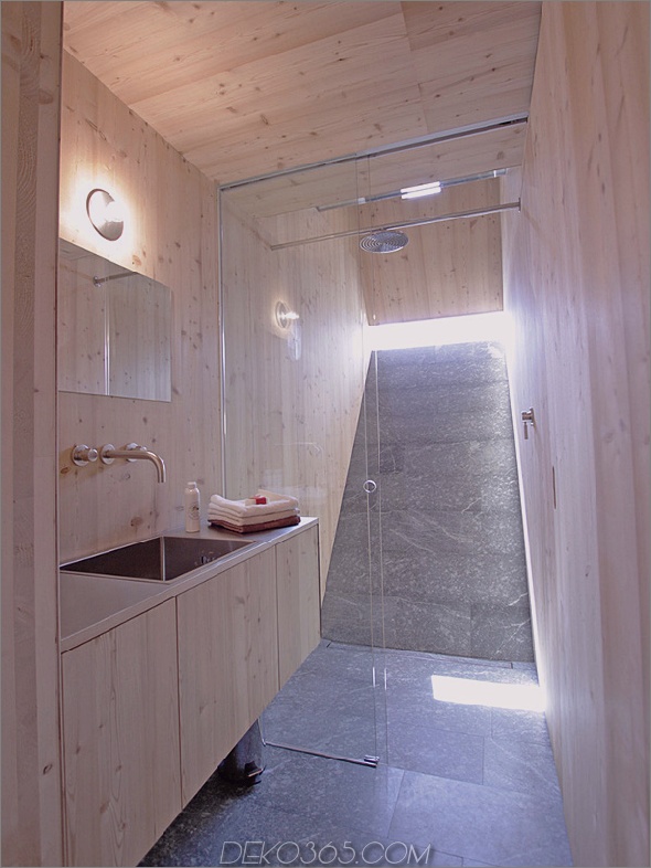 kompakt-unregelmäßig geformtes österreichisches Berghaus-auf-Stelzen-21-bathroom-outward.jpg