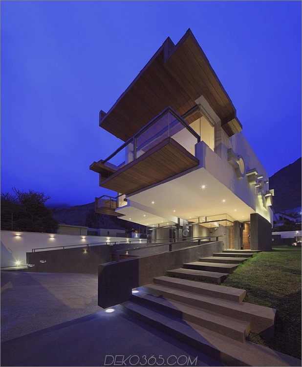kreativ-cool-dual-auslegerhaus-peru-4-front-under-patterned-side-night.jpg