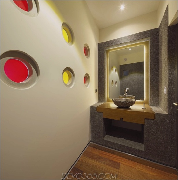 kreativ-cool-dual-auslegerhaus-peru-20-colorful-bathroom.jpg