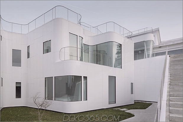 kurvenreich-glänzend-weiß-home-addition-in-spanien-8.jpg