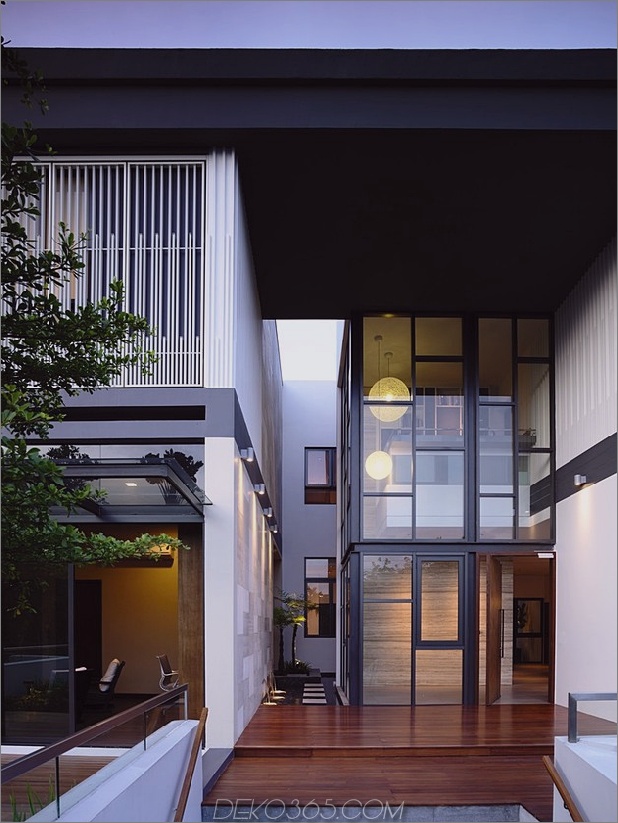 Lattenfassade-Haus-mit-schlanken-angrenzenden Wohnung-7-split.jpg