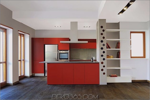 leuchtend-farbig-abgehängte-decken-definieren-modern-apartment-italy-7-kitchen.jpg