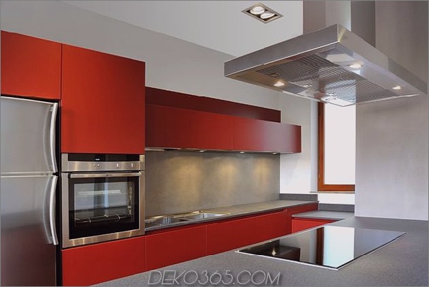 leuchtend-farbig-abgehängte-decken-definieren-modern-apartment-italy-8-kitchen.jpg