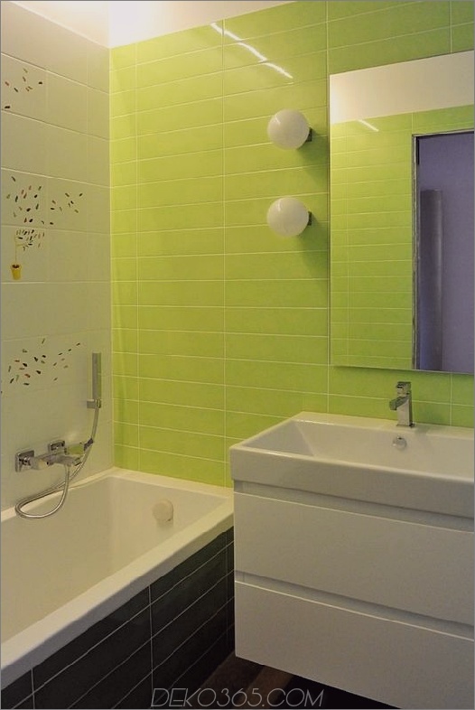 leuchtend-farbig-abgehängte-decken-definieren-modern-apartment-italy-12-bathroom.jpg