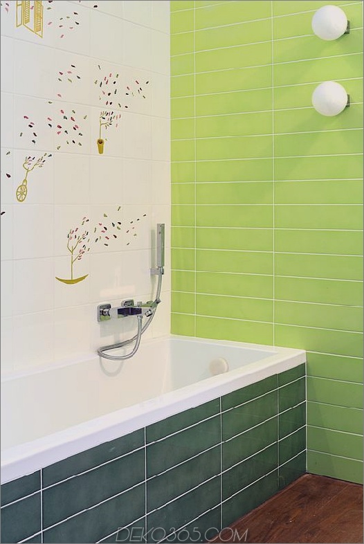 leuchtend-farbig-abgehängte-decken-definieren-modern-apartment-italy-14-bathroom.jpg