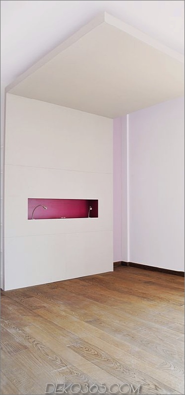 leuchtend-farbig-abgehängte-decken-definieren-modern-apartment-italy-15-bedroom.jpg