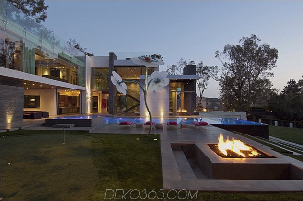 Luxus-Einfamilienhaus mit transparenten Wänden und Bowlingbahn-4.jpg