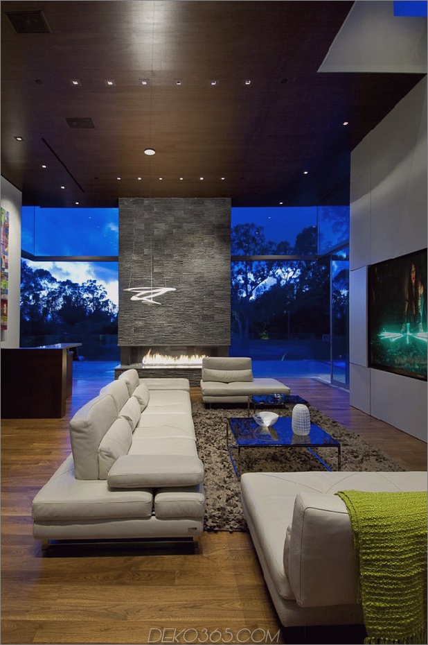 Luxus-Einfamilienhaus mit transparenten Wänden und Bowling-Gasse-12.jpg