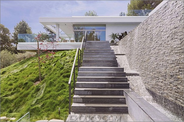 luxus-los-angeles-haus-mit-dachdecks-7-lawn-stairs.jpg