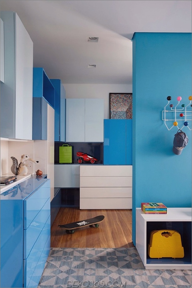 minimal gebaut-home-markant-public-private-spaces-25-blue-room-divider.jpg