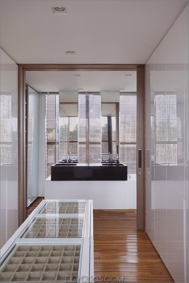minimal gebaut-home-auffallend-öffentlich-privat-spaces-26-closet-bathroom.jpg