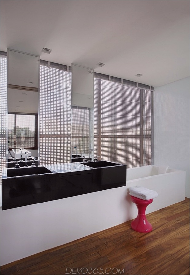 minimal gebaut-home-markant-public-private-spaces-28-bathroom.jpg