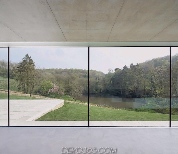 minimal-weiße-erweiterung-zu-traditionell-britisch-home-17-view-out-windows.jpg