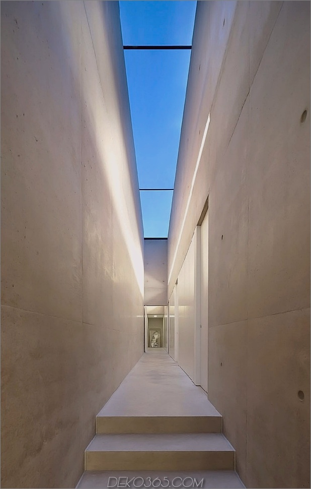 minimal-weiße-erweiterung-zu-traditionell-britisch-home-20-long-interior-hallway.jpg
