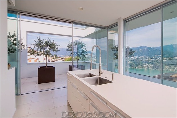 Minimalist-Berg-Top-Home-Panorama-See-Ansichten-17-kitchen.jpg