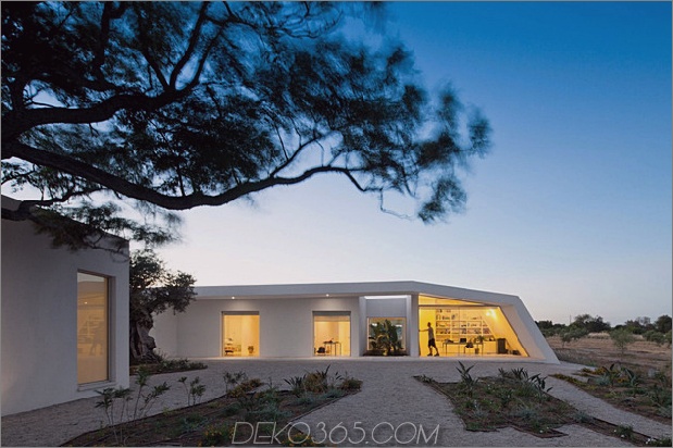 minimalistisches weißes Haus mit Glasgang im Olivenhain 1 thumb 630x419 26703 Minimalistisches weißes Haus mit Glasgang im Olivenhain