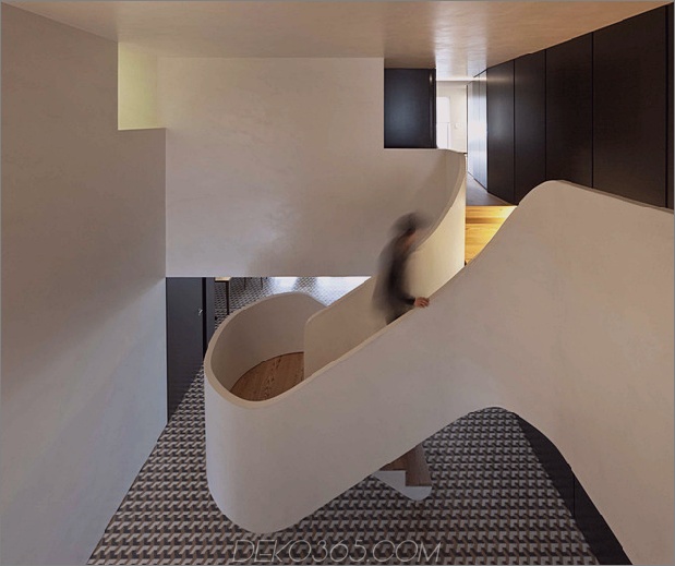 minimalistisches Zuhause mit kräftigen Bodenbelägen und Treppenhausskulptur 1 thumb 630xauto 47534 Minimalistisches Zuhause begeistert mit kräftigen Bodenbelägen und Treppenhausskulpturen
