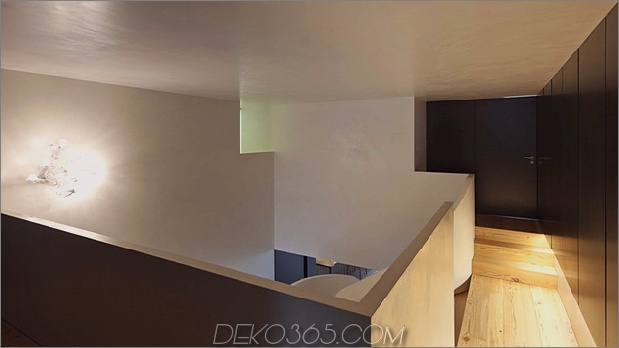 Minimalistisches Zuhause begeistert mit kühnen Boden- und Treppenhausskulpturen_5c58e389538ba.jpg