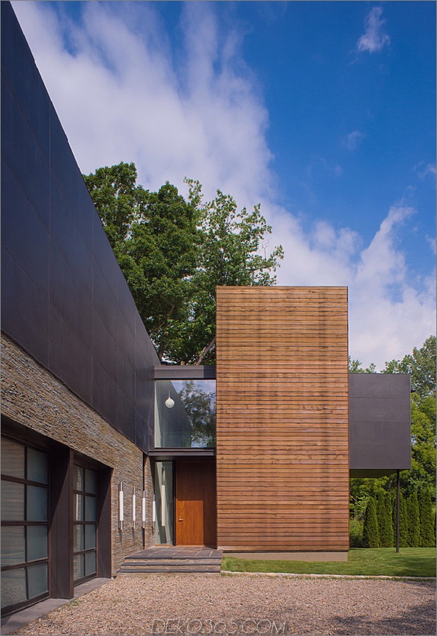 modern-box-house-with-interior-glass-bridges-3.jpg