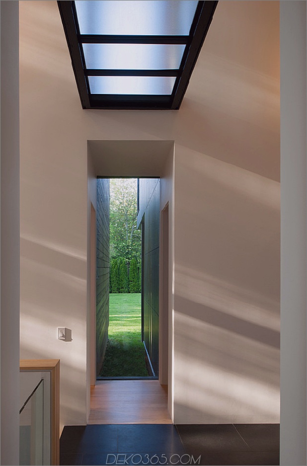 modern-box-house-with-interior-glass-bridges-6.jpg