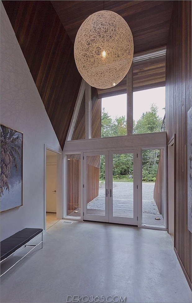 modern-massachusetts-woodland-house-mit-zwei-geschoss-decken-4-inside-entry.jpg