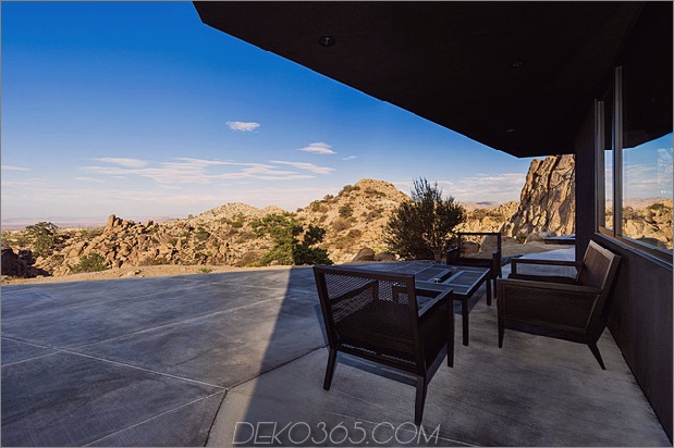 modern-desert-home-hof-pool-views-14-deck-dining.jpg