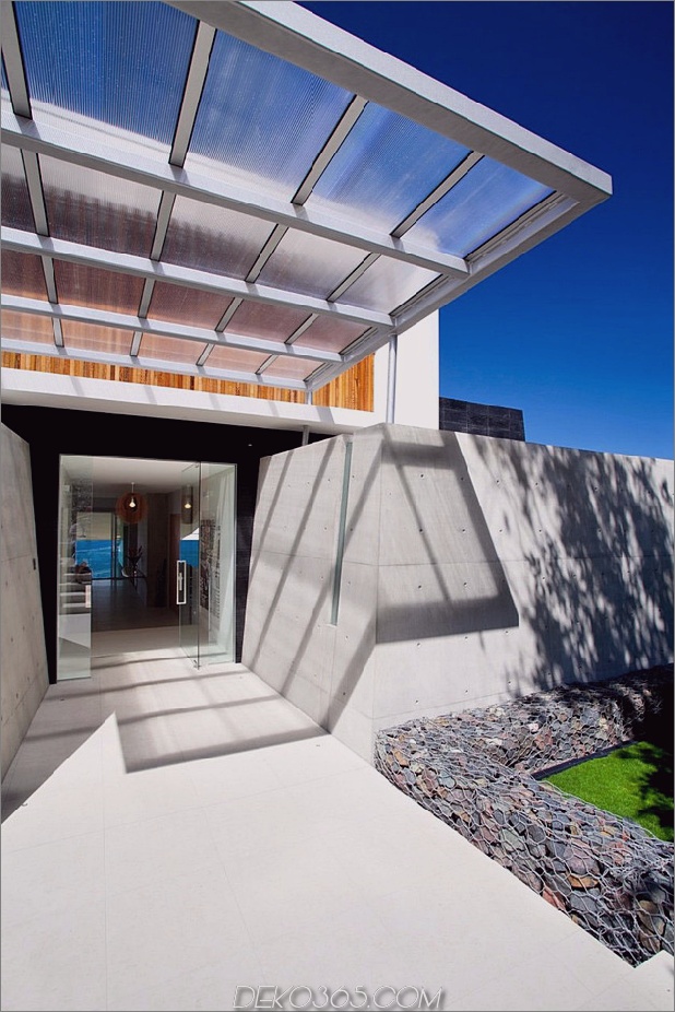 Strandhaus-mit mutiger Außenansicht-minimalistischer Innenausstattung-6.jpg