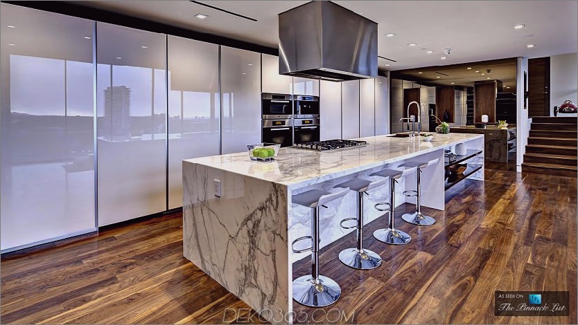Die geräumige offene Küche verfügt über eine luxuriöse Marmor-Kücheninsel von unwirklicher Größe