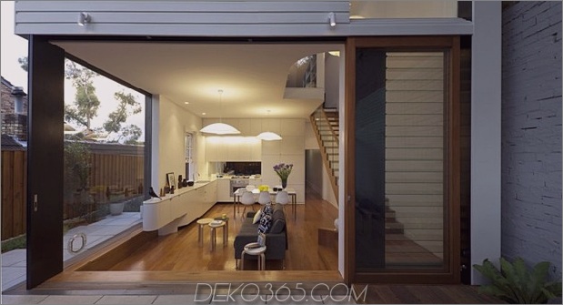 vertraut-berührt-modernes-design-sydney-home-8-wohnzimmer-durch-fenster.jpg