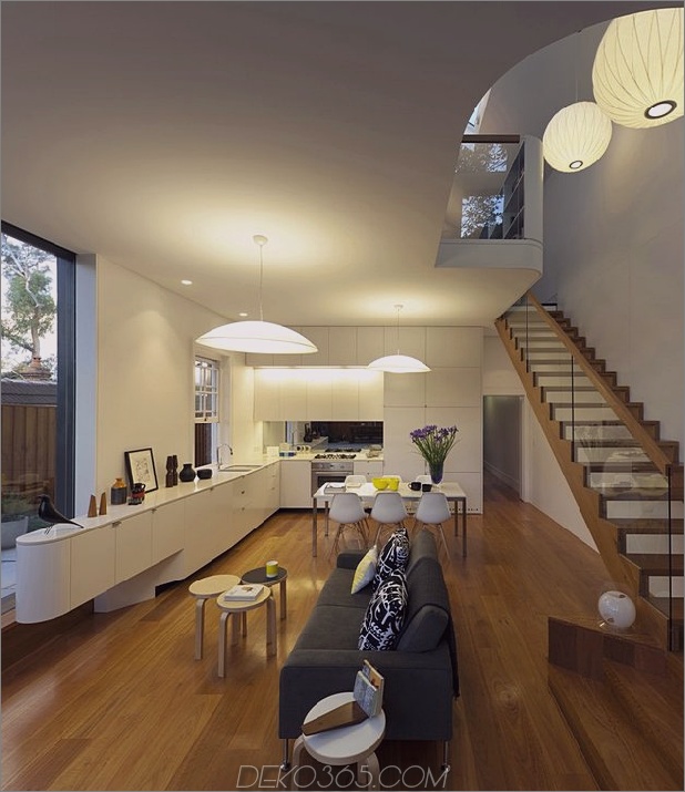 familiär-modern-design-sydney-home-13-wohnzimmer-treppen-nacht.jpg