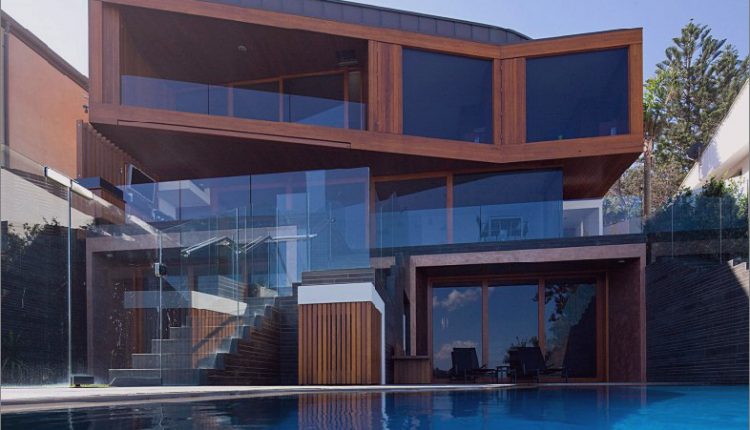 Resort-Haus mit schrägen Terrassen aus Holz und Glas_5c5a4fd9232b8.jpg
