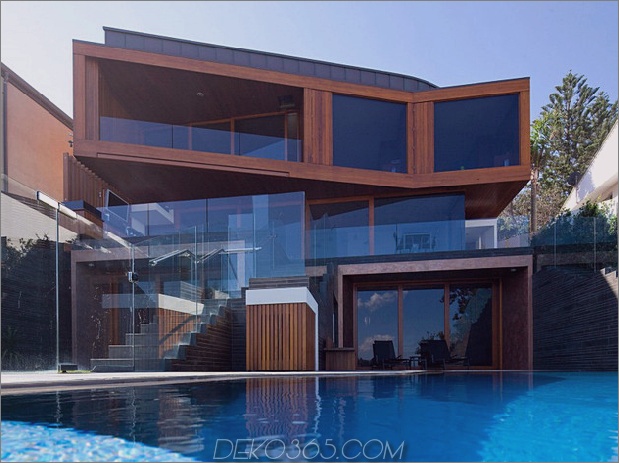 Resort-Haus mit schrägen Terrassen aus Holz und Glas_5c5a4fda676ab.jpg