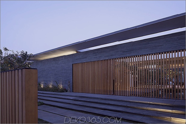 ruhiges Haus mit Glaswänden-mit innovativen Möbeln-4-Dachbeleuchtung.jpg