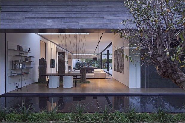 ruhiges Haus mit Glaswänden-mit innovativen Möbeln-9-Wohnzimmer-Wand.jpg