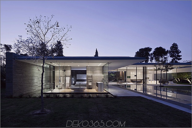ruhiges Haus mit Glaswänden-mit innovativen Möbeln-14-Dach-Überhang.jpg