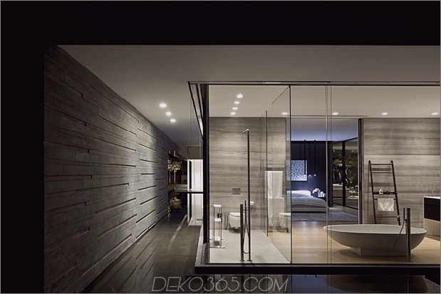 ruhiges Haus mit Glaswänden-mit innovativen Möbeln-15-Wasser-Umgebungen.jpg