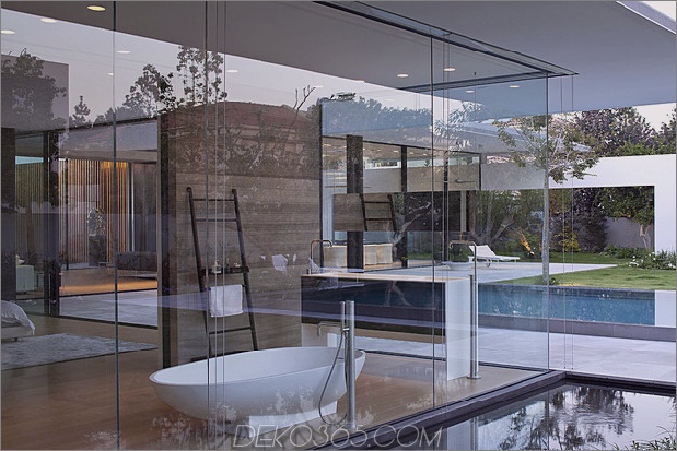 ruhiges Haus mit Glaswänden-mit innovativen Möbeln-16-bathroom-window.jpg