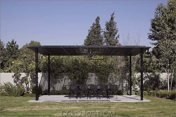 ruhiges Haus mit Glaswänden-mit innovativen Möbeln-17-outdoor-dining.jpg