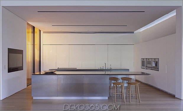 ruhiges Haus mit Glaswänden-mit innovativen Möbeln-18-kitchen.jpg