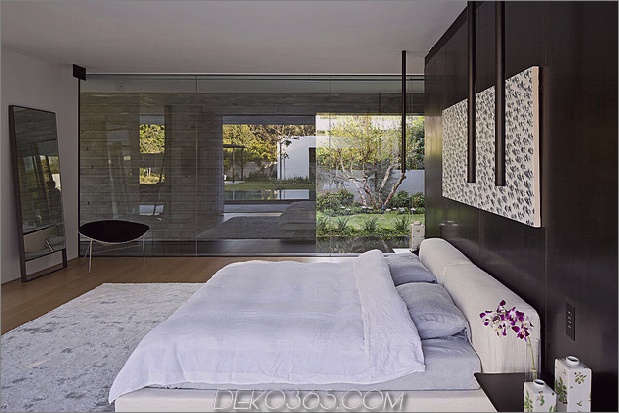 ruhiges Haus mit Glaswänden-mit innovativen Möbeln-21-Master-Bedroom-side.jpg