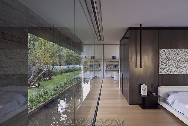 ruhiges Haus mit Glaswänden-mit innovativen Möbeln-22-Master-wall.jpg