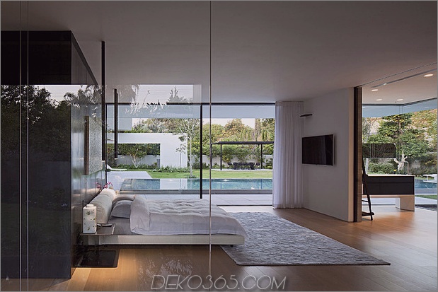 ruhiges Haus mit Glaswänden-mit innovativen Möbeln-23-Schlafzimmer-Badezimmer.jpg