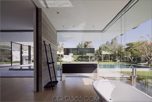 ruhiges Haus mit Glaswänden-mit innovativen Möbeln-24-Master-Badezimmer-counter.jpg