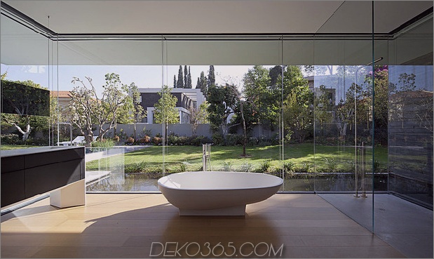 ruhiges Haus mit Glaswänden-mit innovativen Möbeln-25-tub.jpg