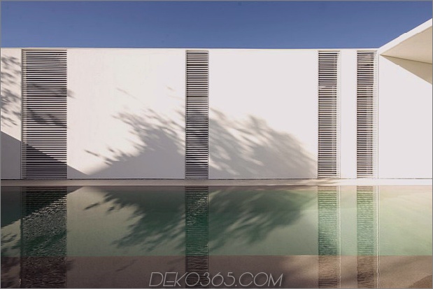 heiter-weißes-haus-mit-ummauerte-außen-raum-4-pool-wall.jpg