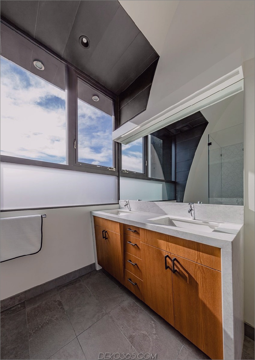Das Badezimmer profitiert auch von einer stark verglasten Fassade