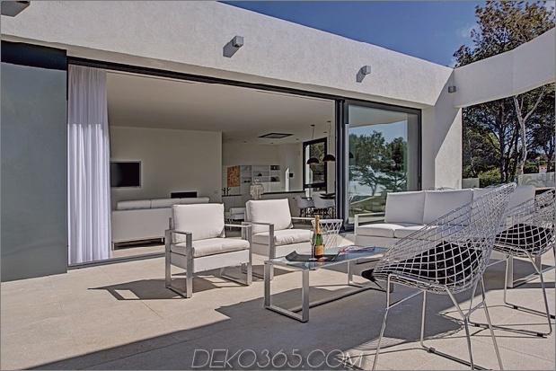 chic-house-with-curving-two-story-patio-12-view-inside.jpg