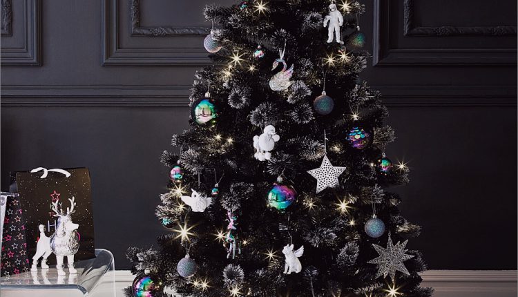 Schwarze Weihnachtsbäume, die Ihrem Dekor eine verwegene Wendung bringen_5c588bec280c4.jpg